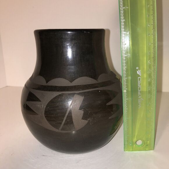 SANTA CLARA PUEBLO BLACK On Black POTTERY Flora Naranjo 6 1/2” inches tall - Picture 9 of 9
